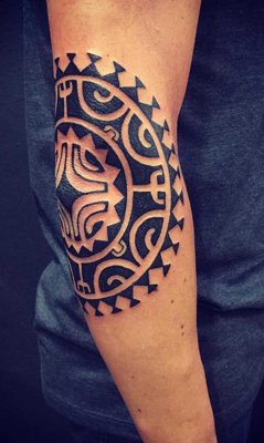 Tatouage maori, polynésien sur le coude